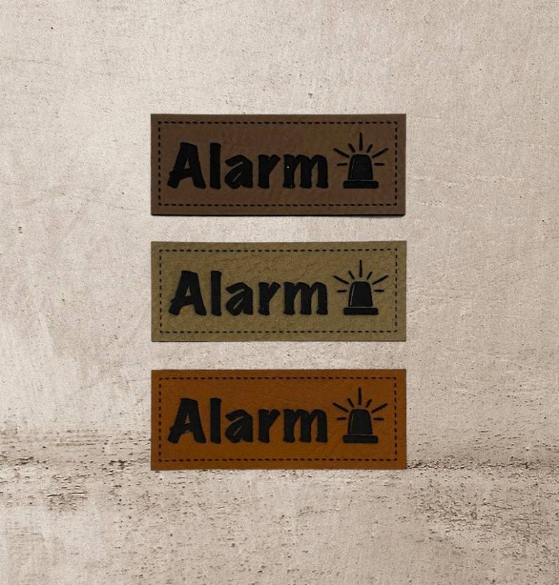 Kunstleder Label | 2x5 cm Alarm Patch Aufnäher Patches Etiketten Verschiedene Farben Kunstleder Label | 2x5 cm Alarm Patch Aufnäher Patches Etiketten Verschiedene Farben von Stoeffchendealer