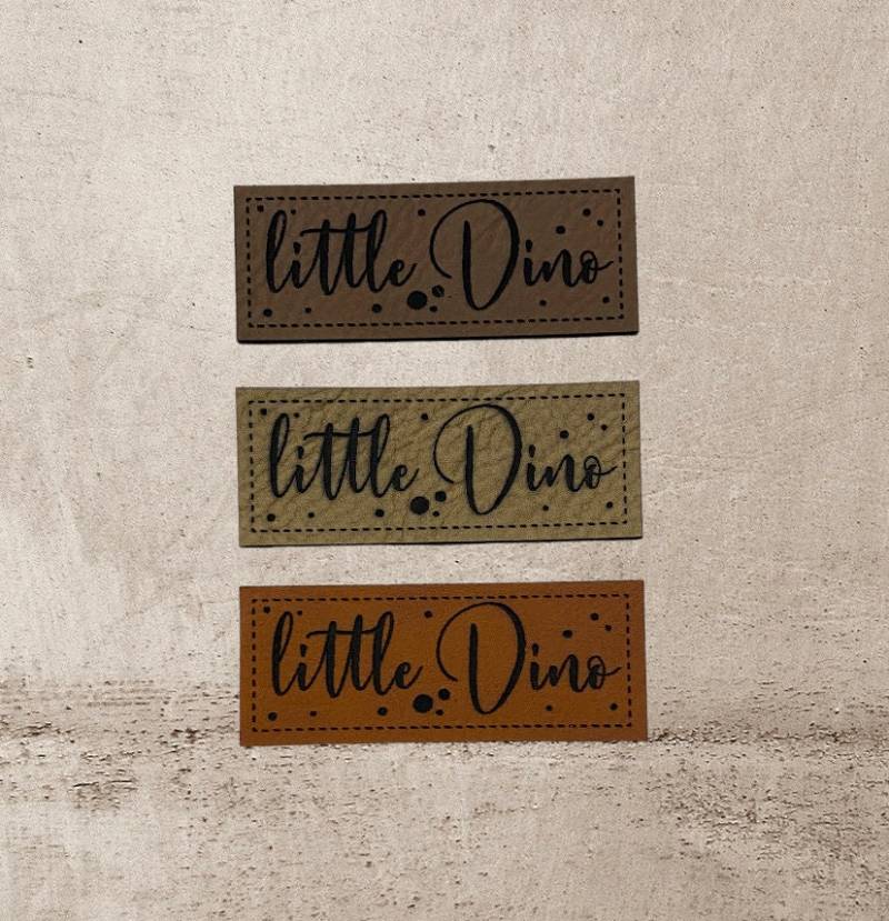 Kunstleder Label | 2x5 cm Little Dino Patch Aufnäher Patches Etiketten Verschiedene Farben Kunstleder Label | 2x5 cm Little Dino Patch Aufnäher Patches Etiketten Verschiedene Farben von Stoeffchendealer