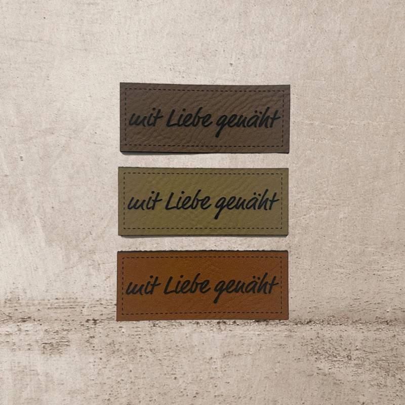 Kunstleder Label | 2x5 cm Mit Liebe Genäht #1 Patch Aufnäher Patches Etiketten Verschiedene Farben Kunstleder Label | 2x5 cm Mit Liebe Genäht #1 Patch Aufnäher Patches Etiketten Verschiedene Farben von Stoeffchendealer