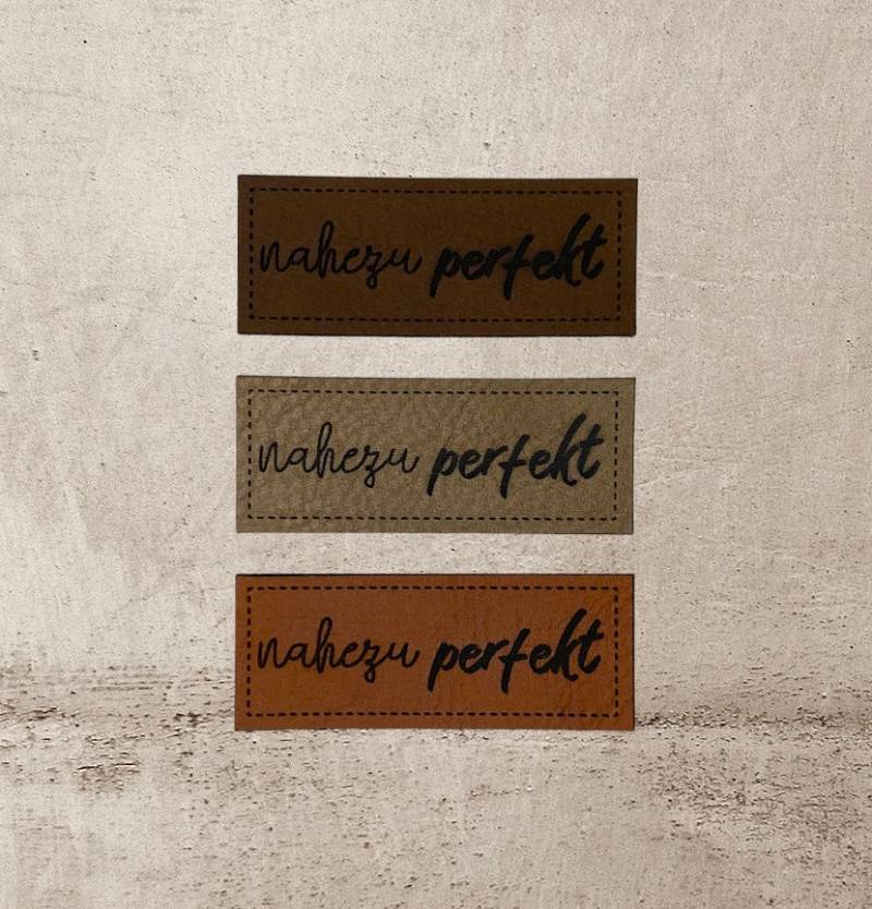 Kunstleder Label | 2x5 cm Nahezu Perfekt Patch Aufnäher Patches Etiketten Verschiedene Farben Kunstleder Label | 2x5 cm Nahezu Perfekt Patch Aufnäher Patches Etiketten Verschiedene Farben von Stoeffchendealer