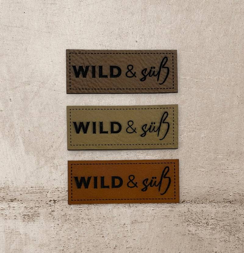 Kunstlederlabel "Wild & Süß' Patch Labels 2x5 cm - Individuelle Patches in Verschiedenen Farben, Einzigartige Etiketten Für Diy-Projekte von Stoeffchendealer