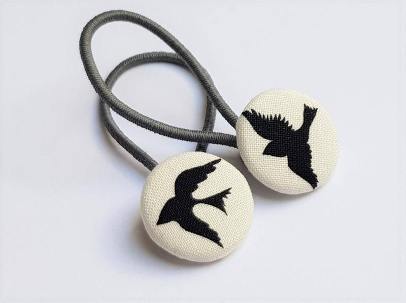2 Haargummis "Schwalbe" Stoffknopf von StoffAtelierDesign