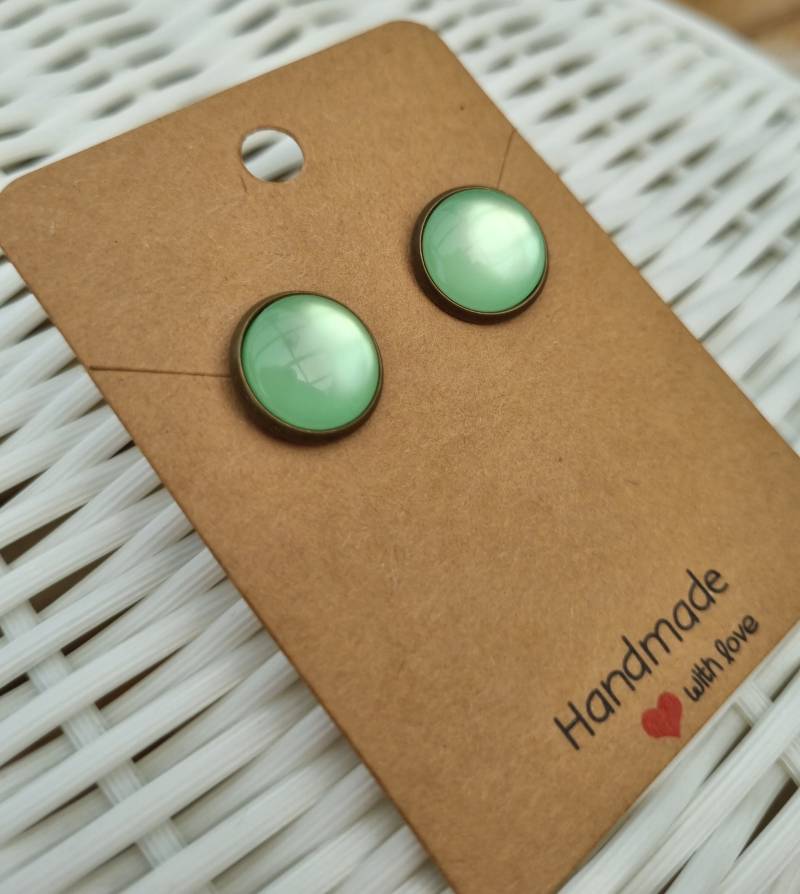 Bronze Ohrstecker Cabochon Hellgrün von StoffAtelierDesign