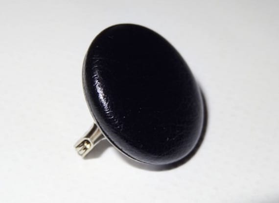 Brosche "Schwarzes Nappaleder" Stoffknopf von StoffAtelierDesign