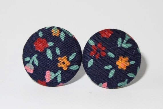 Ohrstecker Stoffknopf Bunte Blumenwiese von StoffAtelierDesign