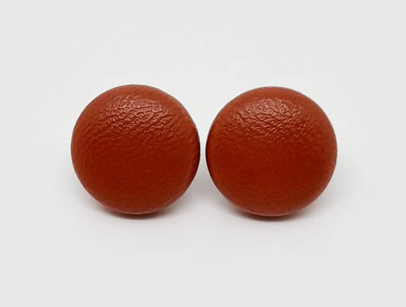 Ohrstecker Stoffknopf Leder Cognac von StoffAtelierDesign
