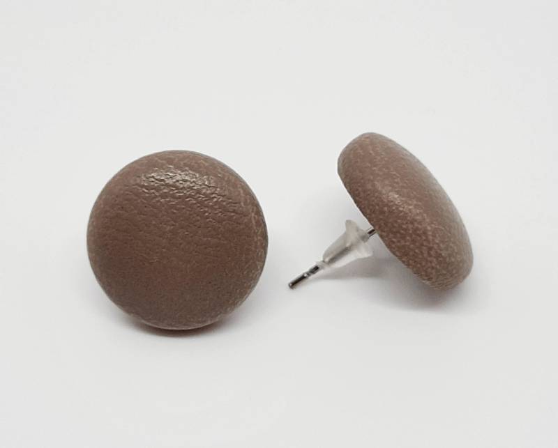 Ohrstecker Stoffknopf Leder Taupe von StoffAtelierDesign