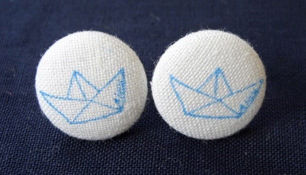 Ohrstecker Stoffknopf "Papierboot" von StoffAtelierDesign