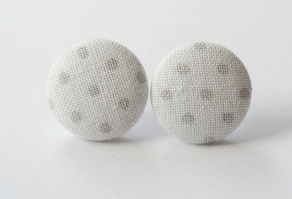 Ohrstecker Stoffknopf Punkte Weiß von StoffAtelierDesign