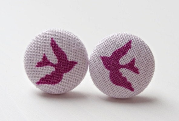 Ohrstecker Stoffknopf "Schwalben_Lila" von StoffAtelierDesign