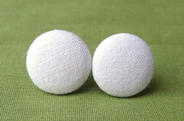 Ohrstecker Stoffknopf Uni Weiß von StoffAtelierDesign