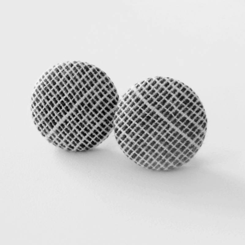 Ohrstecker Stoffknopf Zart Schwarz Grau Gestreift von StoffAtelierDesign
