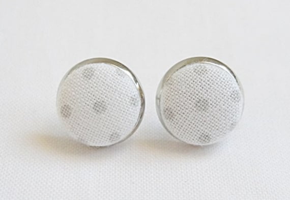 Silber Ohrstecker Stoffknopf Punkte Grau von StoffAtelierDesign