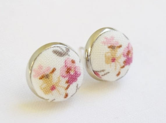 Silber Ohrstecker Stoffknopf Streublumen von StoffAtelierDesign