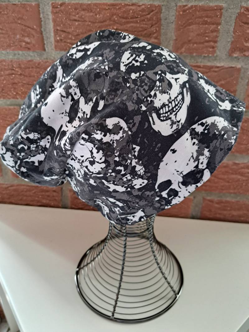 Mütze Im Slouch Beanie Style Skulls Totenköpfe Schwarz Weiß Grau von StoffRockDE