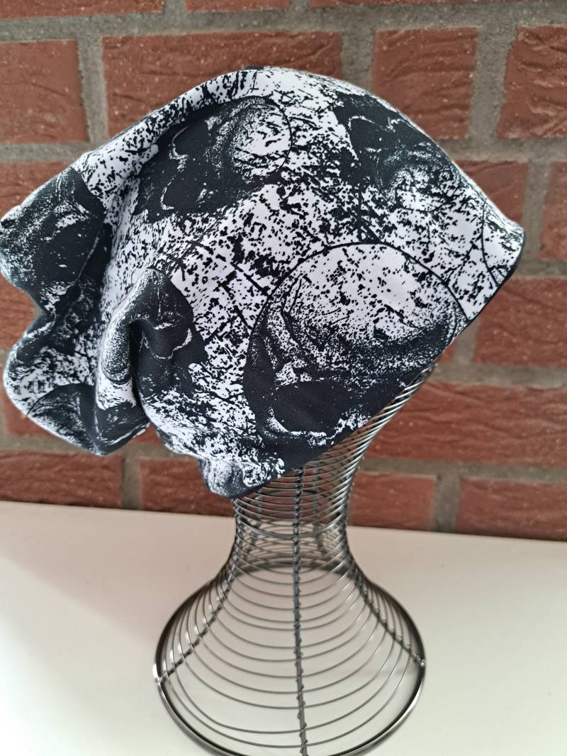 Mütze Im Slouch Beanie Style Skulls Totenköpfe Schwarz Weiß von StoffRockDE