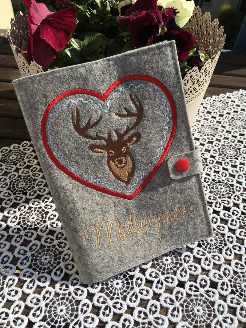Graue Mutterpasshülle Aus Wollfilz Mit Hirsch von StoffelieneBerlin