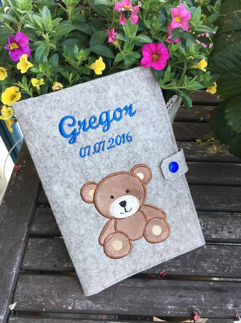 Untersuchungsheft-Hülle Aus Filz Mit Teddybär von StoffelieneBerlin