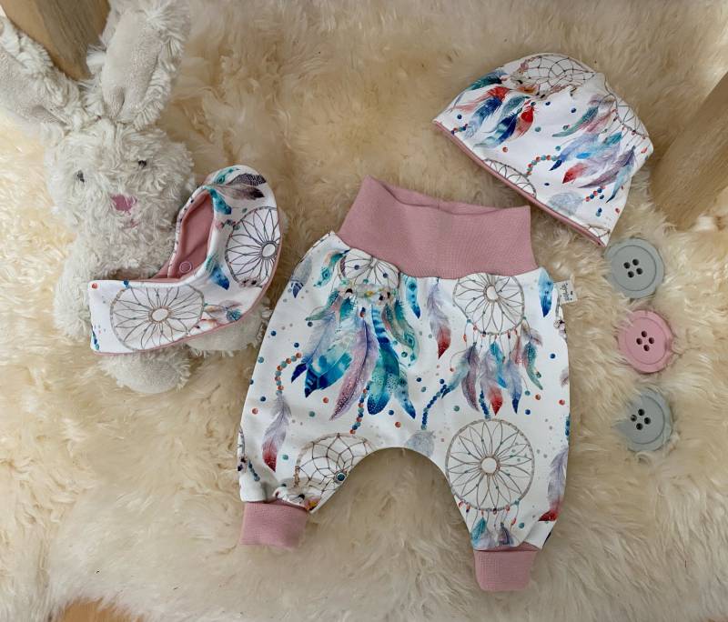 Baby Pumphose, Halstuch, Mützchen, Babyset, Babygeschenkpaket, Babygeschenkset, Traumfänger, Boho, Babymütze, Babygeschenk von Stoffkonfetti