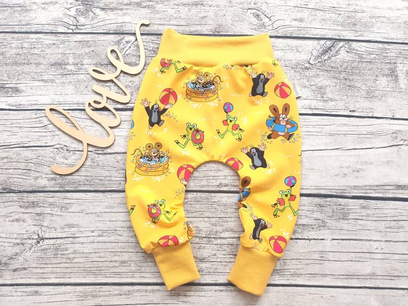 Babyhose Pauli Der Kleine Maulwurf Und Seine Freunde Wasserspaß - Kinderhose/Pumphose Für Mädchen Jungs Sonnengelb von Stoffloewe