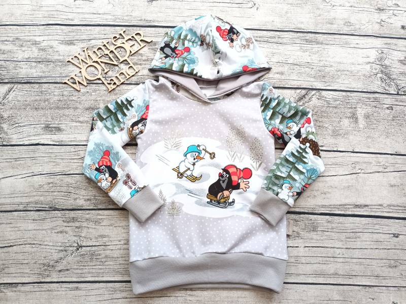 Einzelstück Größe 104 Hoodie Pauli Der Kleine Maulwurf Schlittenfahrt - Pullover Für Mädchen Und Jungs von Stoffloewe
