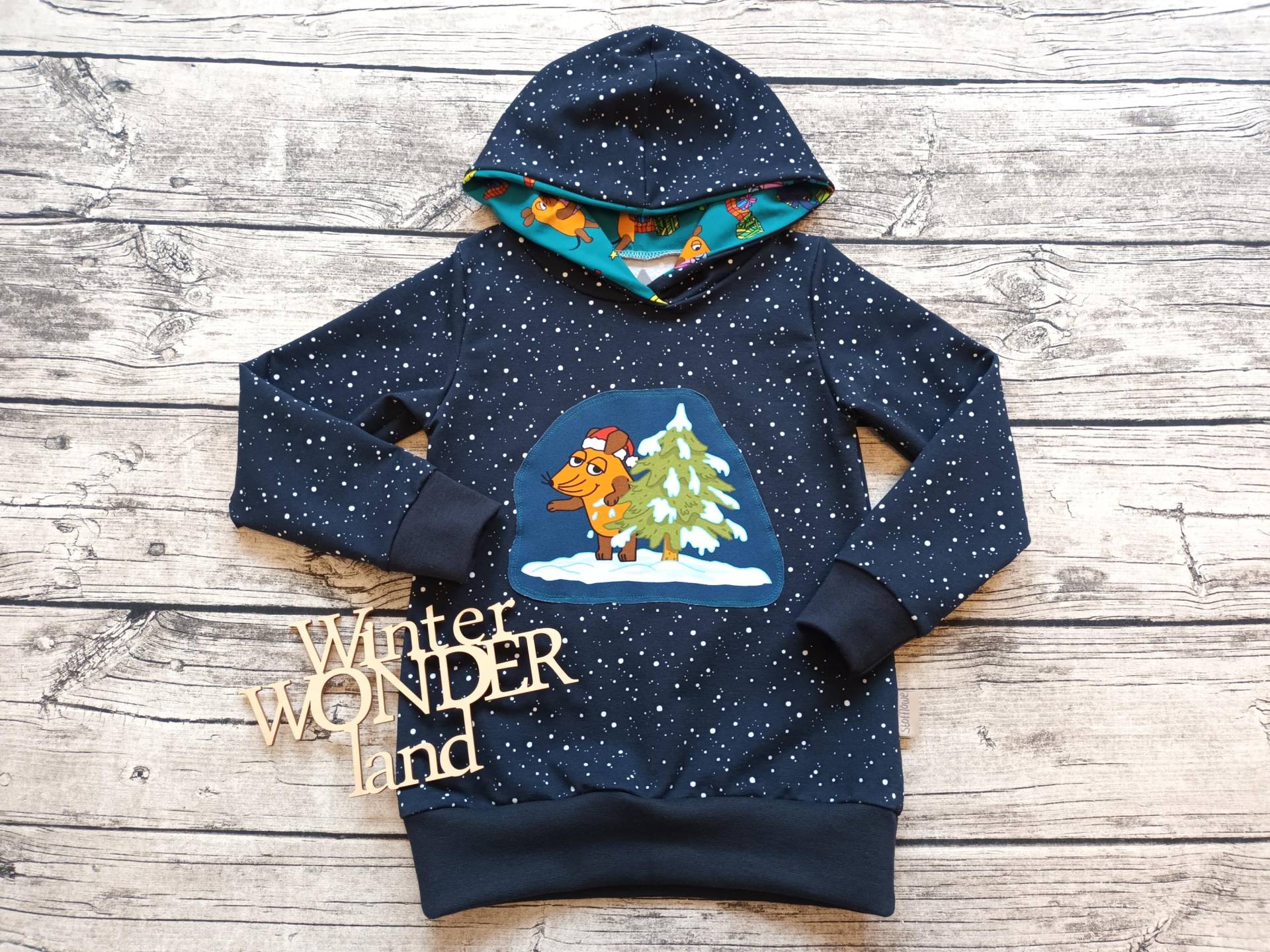 Einzelstück Größe 110 Hoodie Die Sendung Mit Der Maus Weihnachtsmann - Kapuzenpullover Maus, Elefant Und Ente von Stoffloewe
