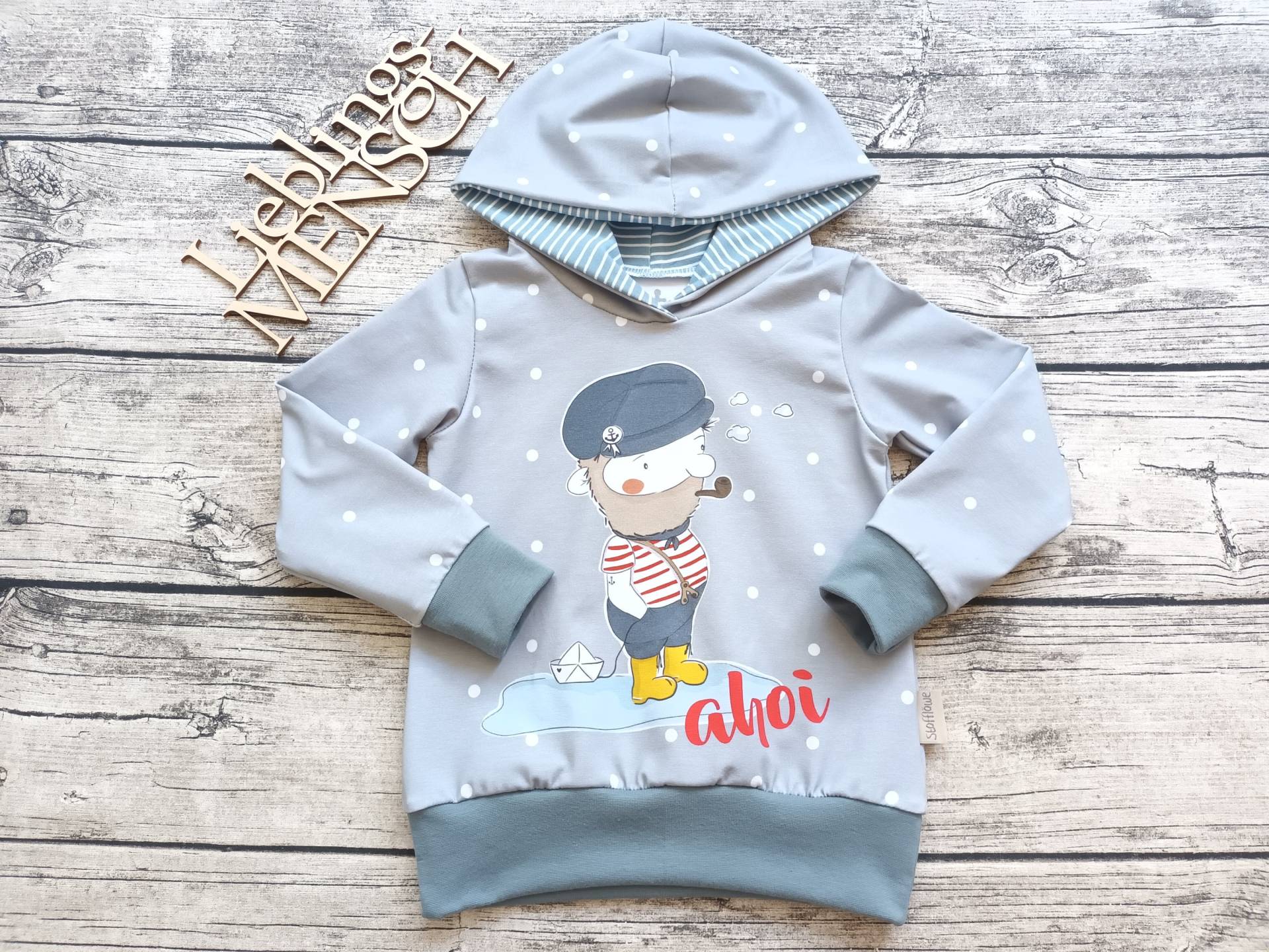 Einzelstück Größe 92 Kapuzenpullover "Seebär Ahoi" - Pullover/Hoodie Für Mädchen Und Jungs Maritim Einzelstück Größe 92 Kapuzenpullover "Seebär Ahoi" - Pullover/Hoodie Für Mädchen Und Jungs Maritim von Stoffloewe