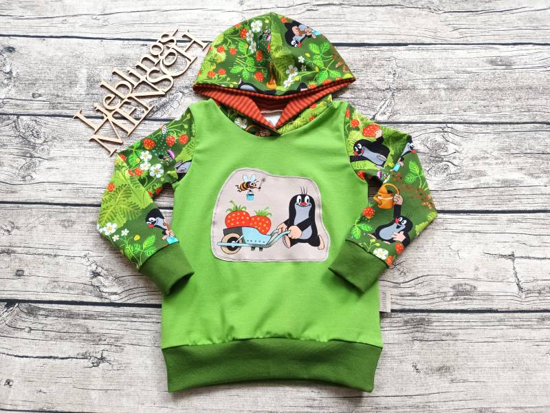 Einzelstück Größe 98 Pauli Der Kleine Maulwurf Erdbeerfeld - Hoodie Für Mädchen Und Jungs Grün/Rot von Stoffloewe