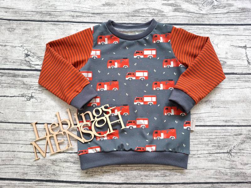 Einzelstück Größe 98 Pullover Feuerwehrautos - Oberteil Für Mädchen Und Jungs Feuerwehreinsatz von Stoffloewe