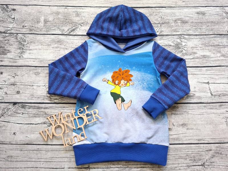 Hoodie Pumuckl Der Kleine Kobold Im Schnee Strickoptik - Kapuzenpullover Für Mädchen Und Jungs Blau von Stoffloewe