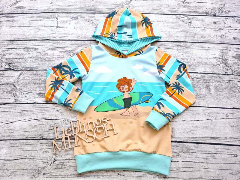 Hoodie Pumuckl Der Kleine Kobold Surfer - Kapuzenpullover Für Mädchen Und Jungs Bunt von Stoffloewe