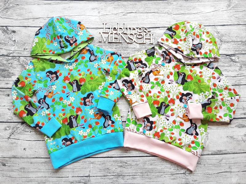 Hoodie Pauli Der Kleine Maulwurf Im Erdbeerfeld Himmelblau Oder Hellrose - Kapuzenpullover Für Mädchen Und Jungs von Stoffloewe