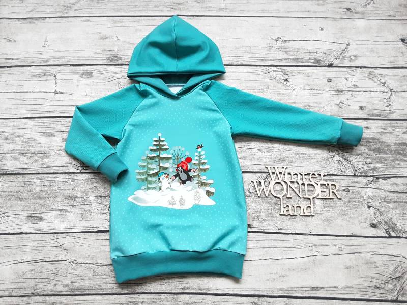 Kapuzenpullover Pauli Der Kleine Maulwurf Mit Dem Schneemann in Strickoptik - Hoodie Für Mädchen Und Jungs von Stoffloewe
