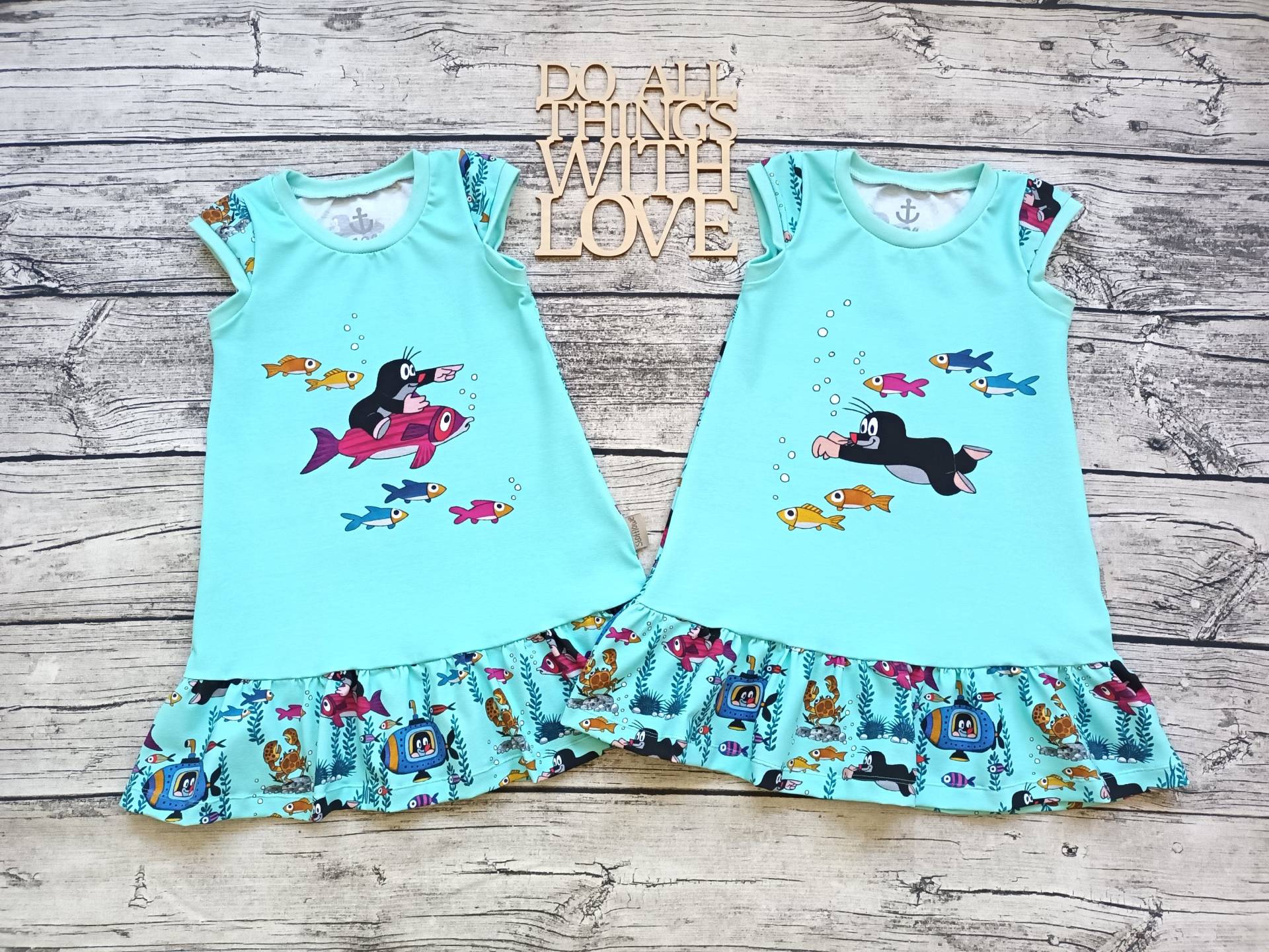 Kleid Pauli Der Kleine Maulwurf Unter Wasser Aquablau - Mit Rüsche Für Mädchen Kleid Pauli Der Kleine Maulwurf Unter Wasser Aquablau - Mit Rüsche Für Mädchen von Stoffloewe