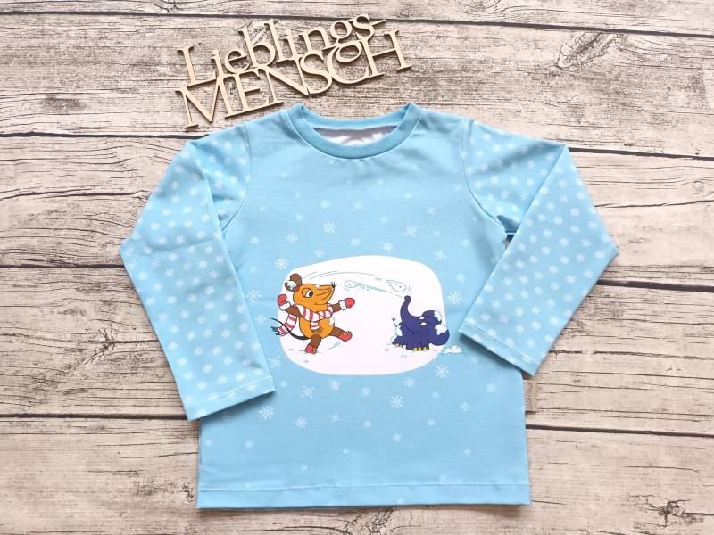 Langarmshirt Die Sendung Mit Der Maus Und Elefant Spaß Im Schnee - Pullover Für Mädchen Jungs Schneeflocken/Eissterne Eisblau von Stoffloewe