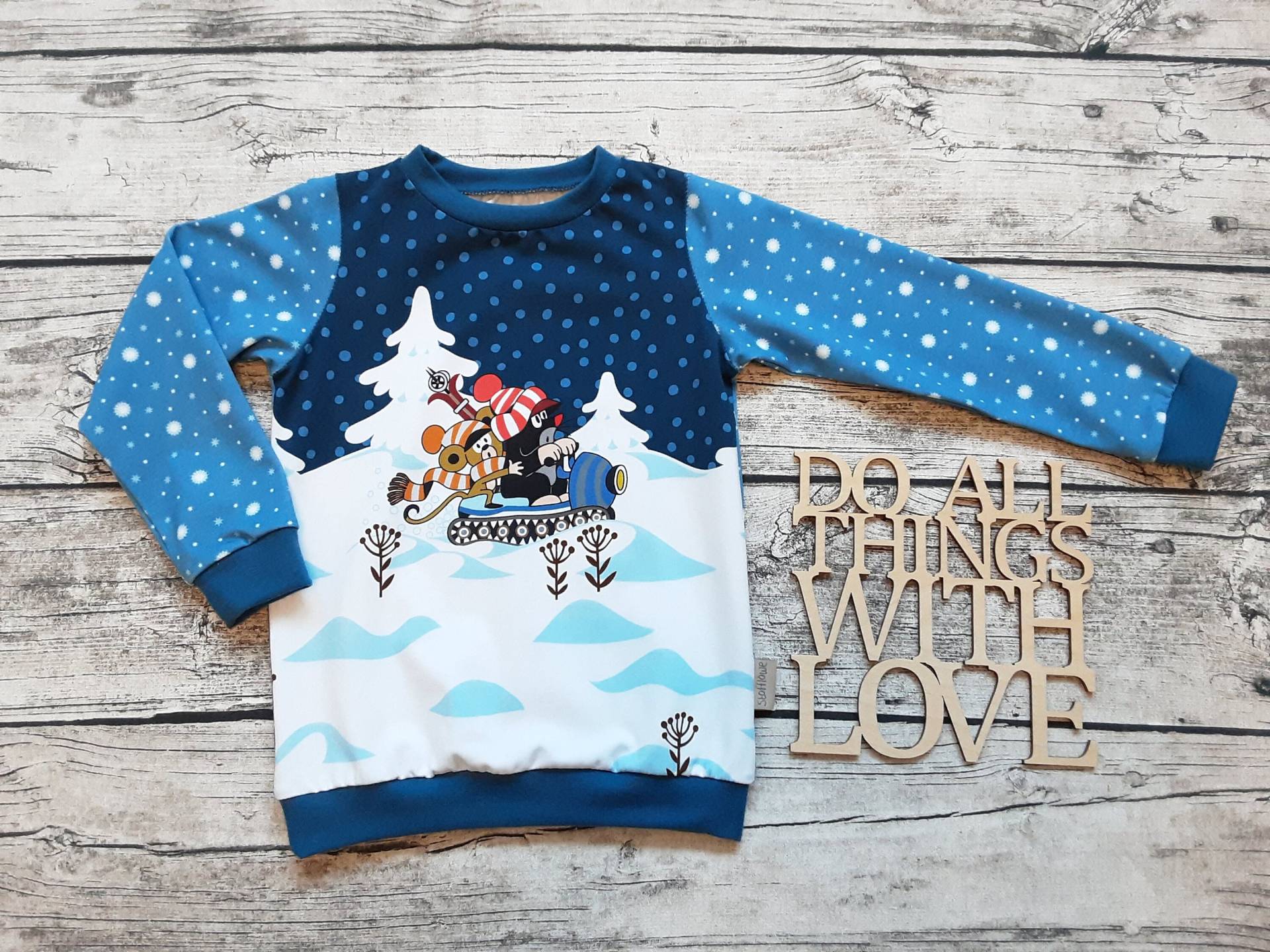 Letzter Größe 104 Pullover Pauli Der Kleine Maulwurf Und Seine Freunde Im Schnee - Für Mädchen Jungs Schneescooter Blau Letzter Größe 104 Pullover Pauli Der Kleine Maulwurf Und Seine Freunde Im Schnee - Für Mädchen Jungs Schneescooter Blau von Stoffloewe