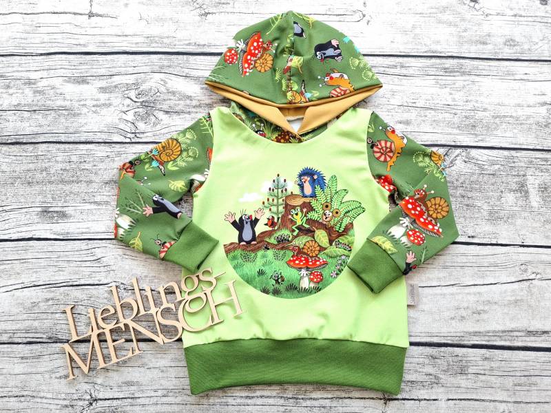 Kapuzenpullover Pauli Der Kleine Maulwurf Waldabenteuer - Hoodie/Pullover Für Mädchen Und Jungs von Stoffloewe
