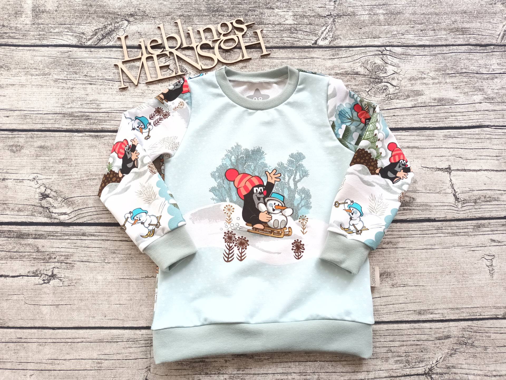 Letztes Größe 104 Sweatshirt Pauli Der Kleine Maulwurf Im Schnee Mit Dem Schneemann - Pullover Für Mädchen Und Jungs Winter Letztes Größe 104 Sweatshirt Pauli Der Kleine Maulwurf Im Schnee Mit Dem Schneemann - Pullover Für Mädchen Und Jungs Winter von Stoffloewe
