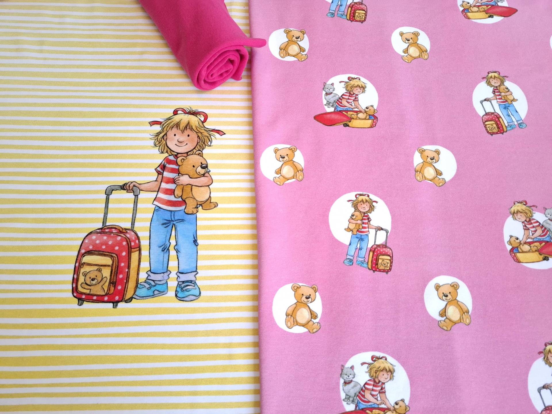 Pullover Conni Geht Auf Reisen Rosa/Gelb - Nur 1 × Verfügbar Meine Freundin & Bär Pullover Conni Geht Auf Reisen Rosa/Gelb - Nur 1 × Verfügbar Meine Freundin & Bär von Stoffloewe