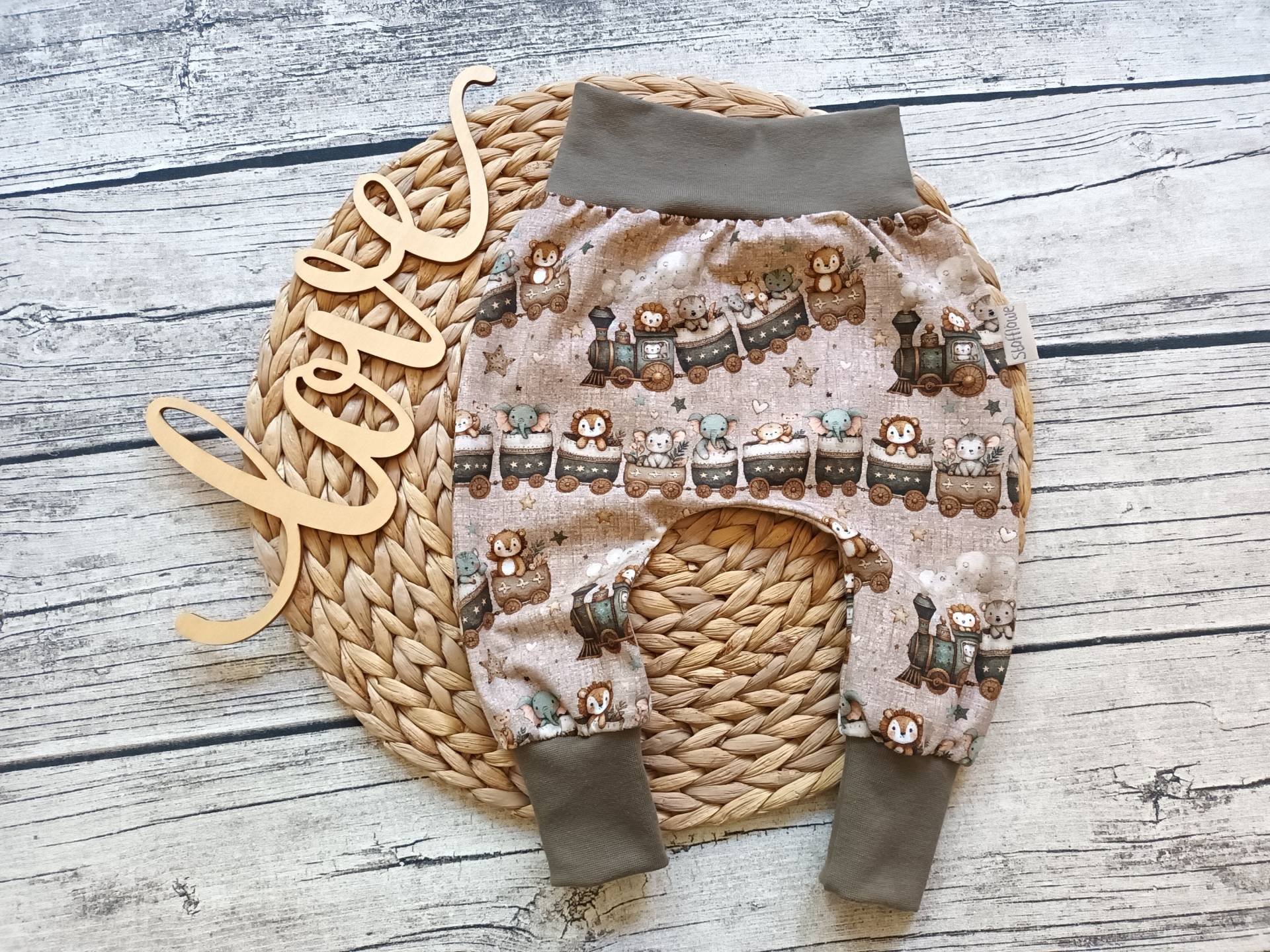 Pumphose Eisenbahn - Babyhose/Kinderhose Für Mädchen Und Jungs Kleiner Zug von Stoffloewe