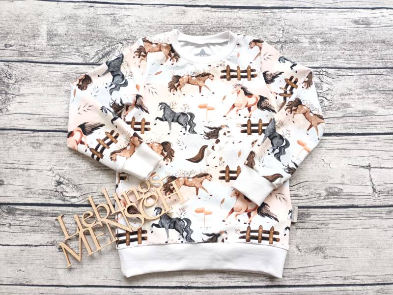 Sweatshirt Mit Pferde - Pullover Für Mädchen Und Jungs Pferdekoppel von Stoffloewe