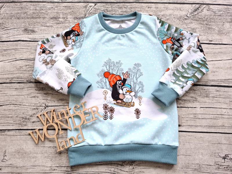 Sweatshirt Pauli Der Kleine Maulwurf Schlittenfahrt -Winterpullover Für Mädchen Und Jungs von Stoffloewe