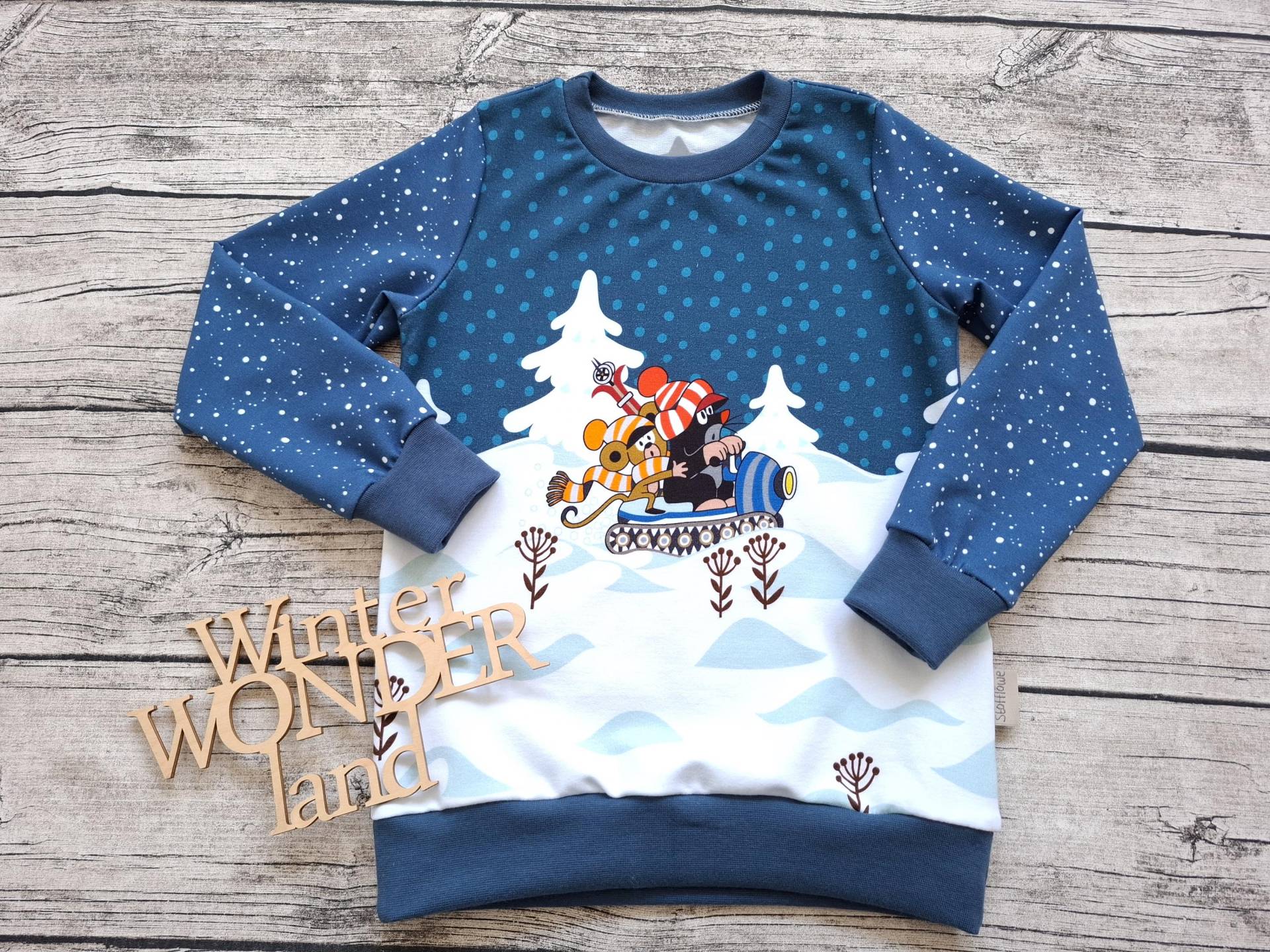 Sweatshirt Pauli Der Kleine Maulwurf Winterzeit - Oberteil Für Mädchen Und Jungs von Stoffloewe