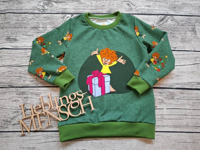 Sweatshirt Pumuckl Der Kleine Kobold Feiert Weihnachten - Weihnachtspullover Für Mädchen Und Jungs Grün/Bunt von Stoffloewe
