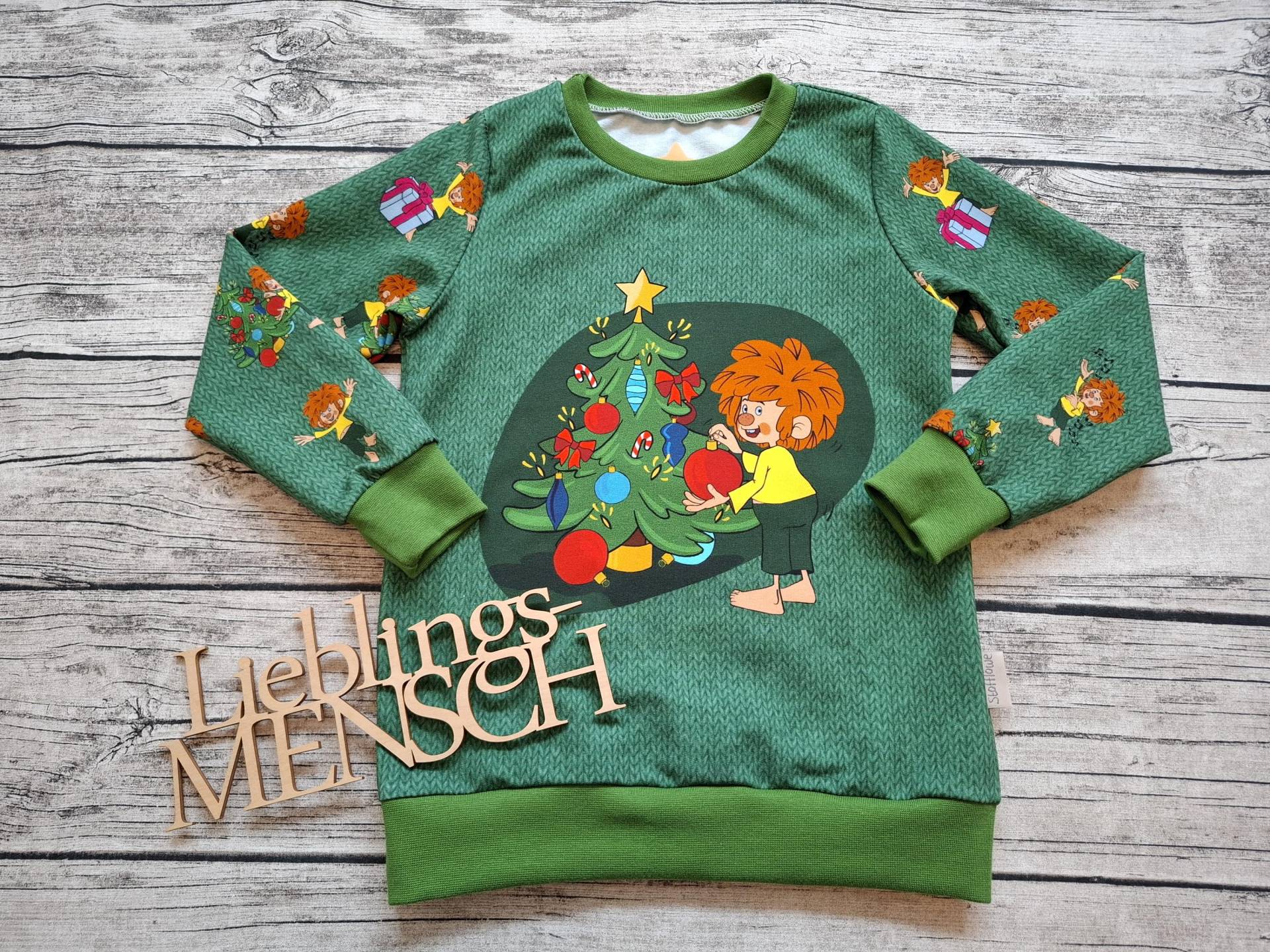 Sweatshirt Pumuckl Feiert Weihnachten - Weihnachtspullover Für Mädchen Und Jungs Grün/Bunt von Stoffloewe
