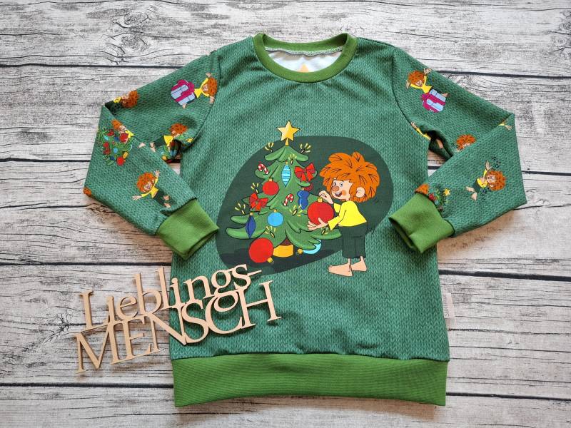 Sweatshirt Pumuckl Feiert Weihnachten - Weihnachtspullover Für Mädchen Und Jungs Grün/Bunt von Stoffloewe