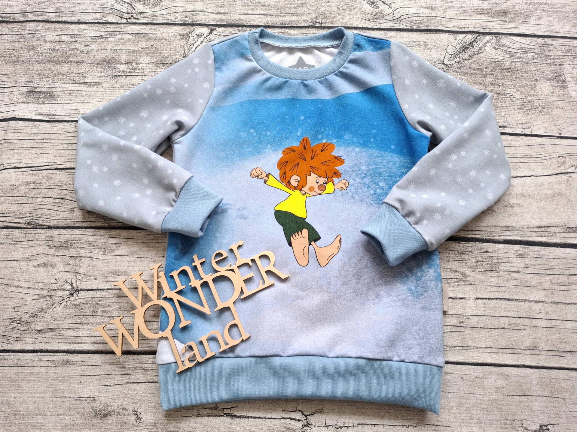 Sweatshirt Pumuckl Schneeflocken - Einterpullover Für Mädchen Und Jungs von Stoffloewe