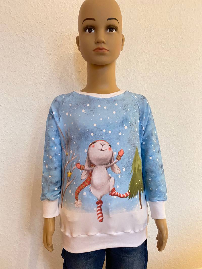 Pullover Tanzender Hase Im Schnee Größe 98 von StoffoaseKreationen