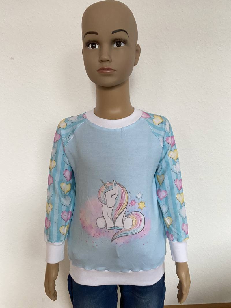 Sweatshirt Einhorn Mit Herz Größe 104 von StoffoaseKreationen