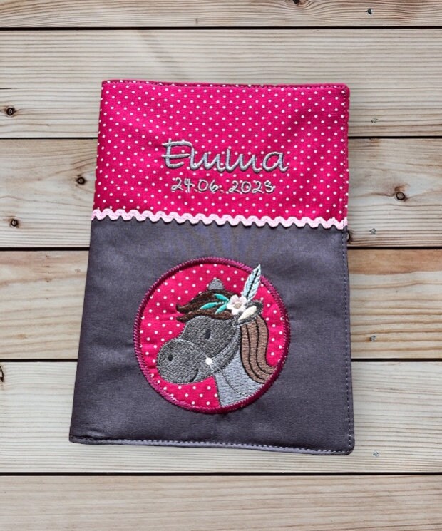 U-Heft-Hülle - Button Boho Pferd - Personalisiert Mit Namen Und Datum Grau/Beere Impfpassfach U-Heft Untersuchungsheft von StoffperleHandmade